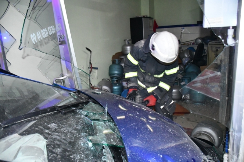 Aksaray’da kontrolden çıkan otomobil tüpçü dükkanına girdi