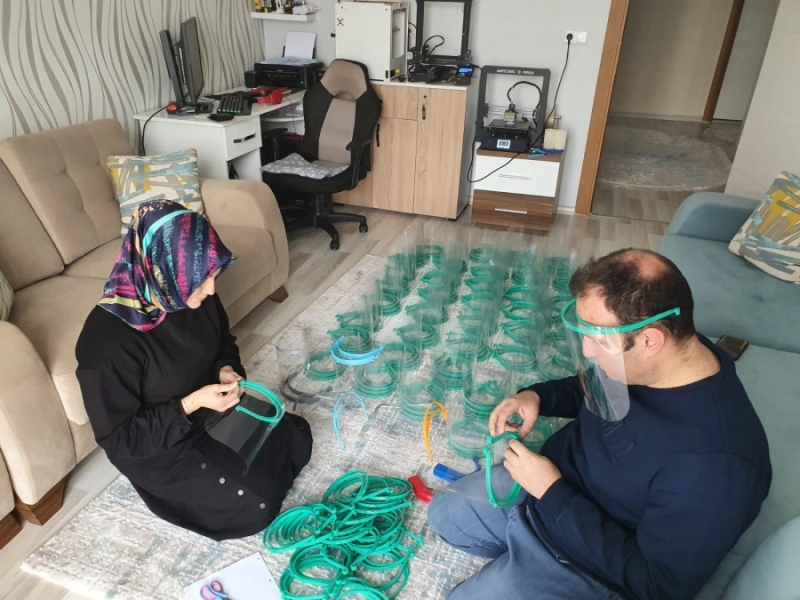 ÖĞRETMEN ÇİFTEN SAĞLIK ÇALINANLARINA DESTEK 