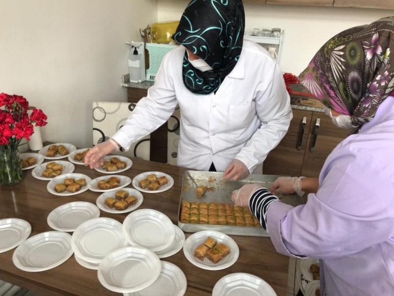 Aksaray Ziraat Odası Başkanı Emin Koçak AFAD Ekiplerine Tatlı Jesti Yaptı
