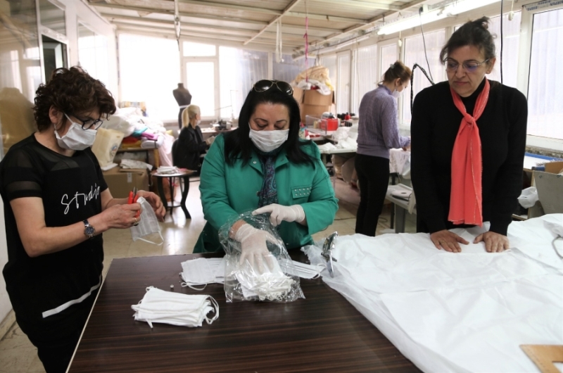 Aksaray’da sağlık çalışanlarına maske ve tulum desteği