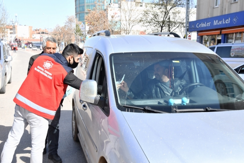AKSARAY BELEDİYESİ VATANDAŞLARA ÜCRETSİZ MASKE DAĞITIYOR