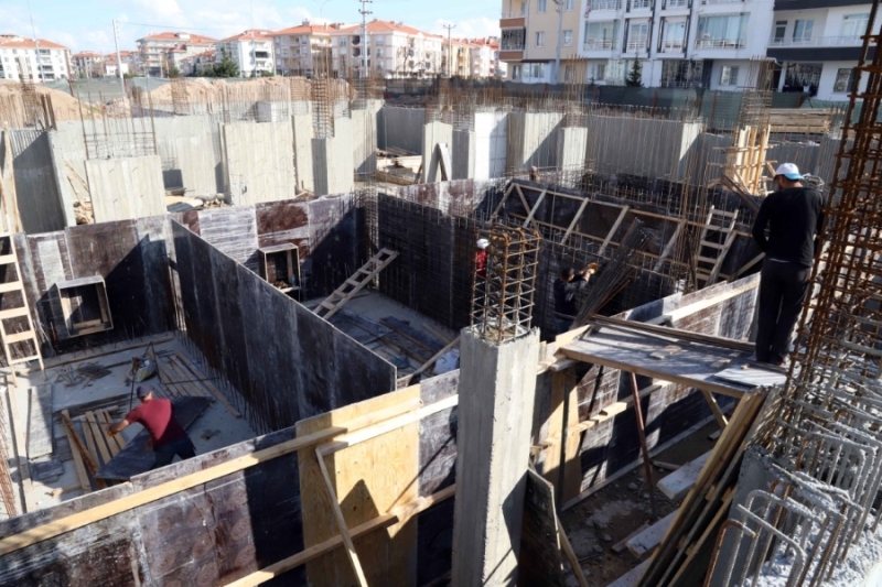 Geçtiğimiz ay temeli atılan Kadın Aktivite Merkezinin inşaatı hızla yükseliyor.