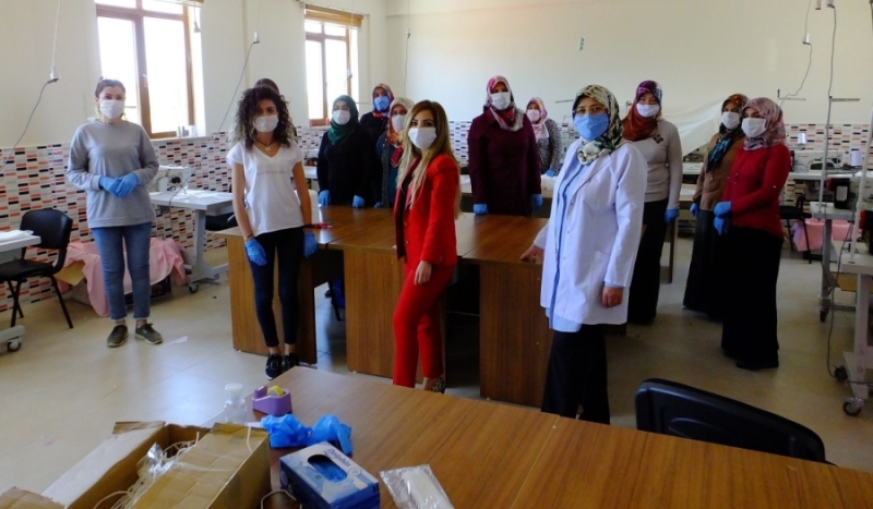 Aksaray’da gönüllü kursiyer ve kadınlar maske üretimi yapıyor