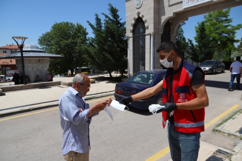 MEZARLIK ZİYARETİ YAPAN VATANDAŞLARA KORUYUCU MASKE BELEDİYEDEN