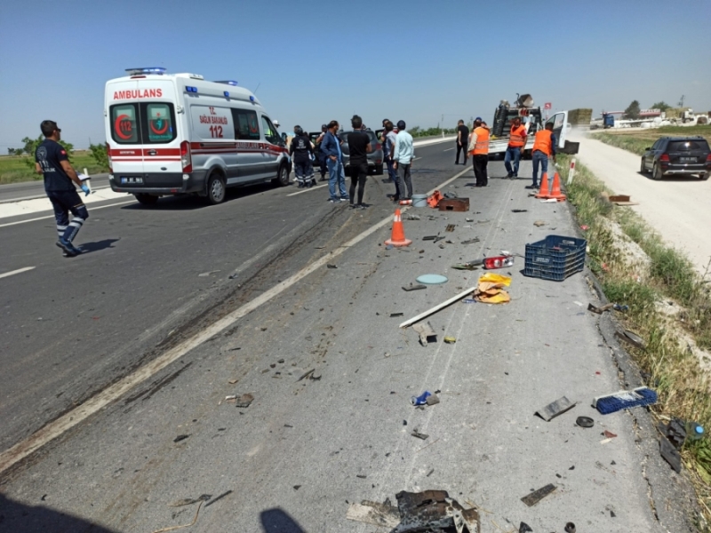 Otomobil yoAkdarayda denetim kamyonetine arkadan çarptı: 1’i ağır 3 yaralı