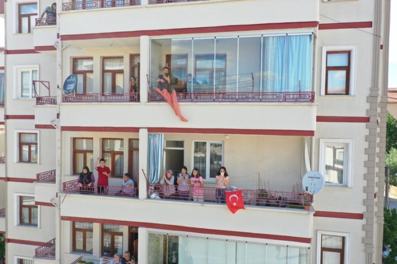 Balkonda göbek atıp müzisyenlere balkondan şeker ikram ettiler