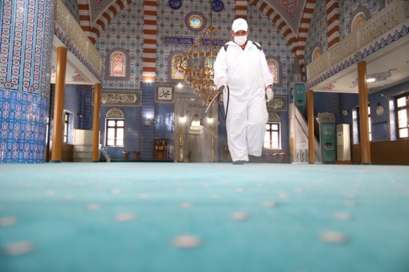 İBADETE AÇILACAK CAMİLER BELEDİYE EKİPLERİNCE DEZENFEKTE EDİLİYOR