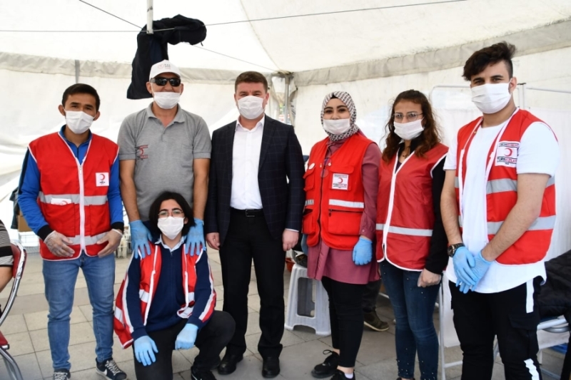  Başkan Evren Dinçer Kızılay görevlilerine ve kan veren vatandaşlara  teşekkür etti