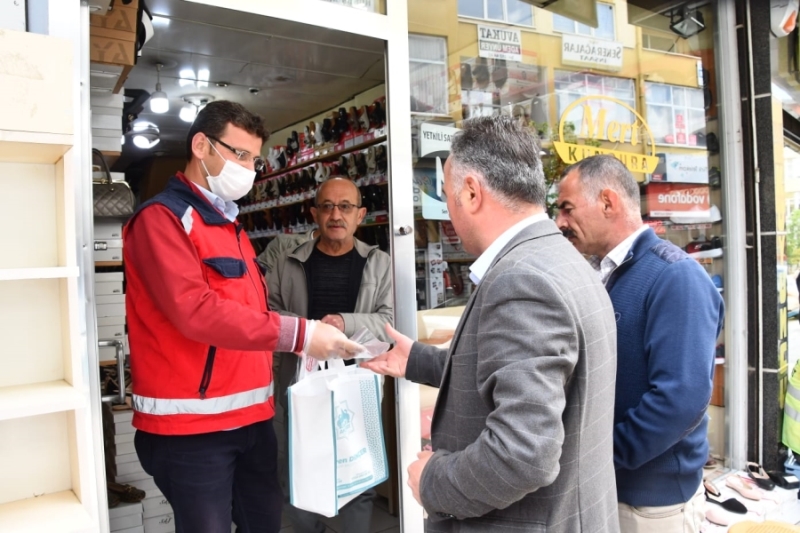 AKSARAY BELEDİYESİ ÇARŞI ESNAFINA KORUYUCU MASKE DAĞITIYOR