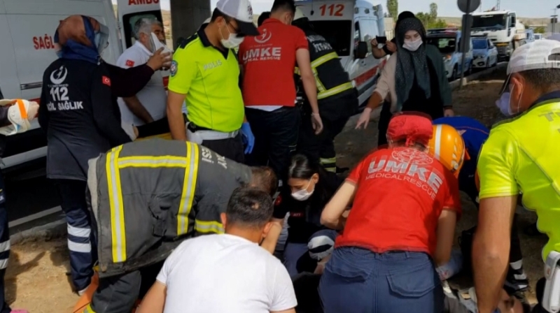 Kazada yaralanan 2’si çocuk 4 yaralıya ilk müdahale refüjde yapıldı