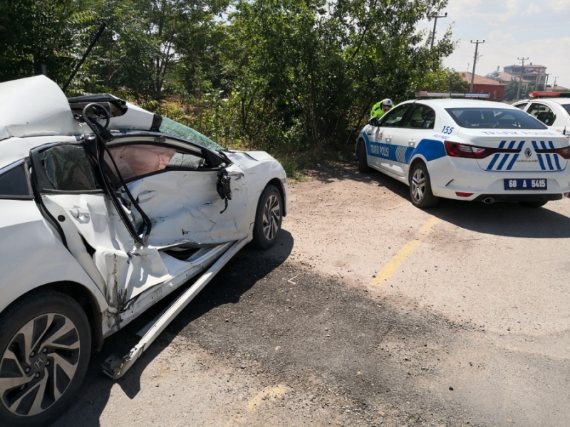 Karayoluna çıkan otomobile kamyon çarptı: 2 yaralı
