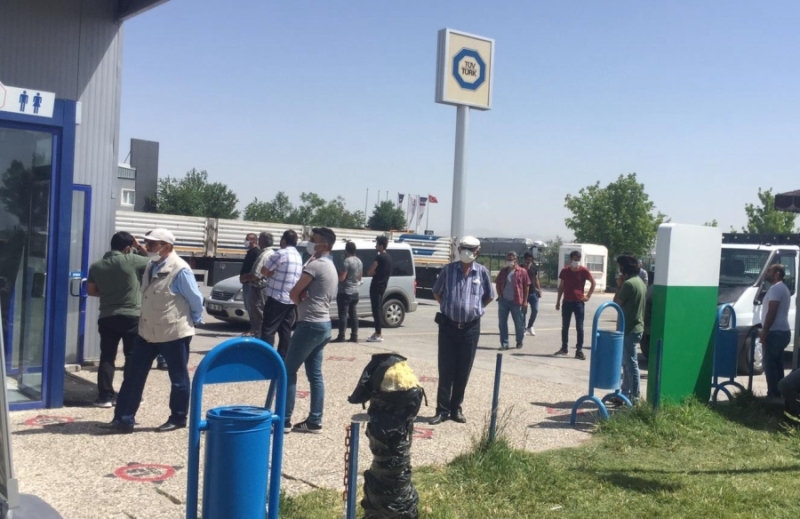 TÜV İstasyonunda Vatandaşın Gölgeleneceği ve Bekleyeceği Yeterli Bir Yer İstiyoruz 