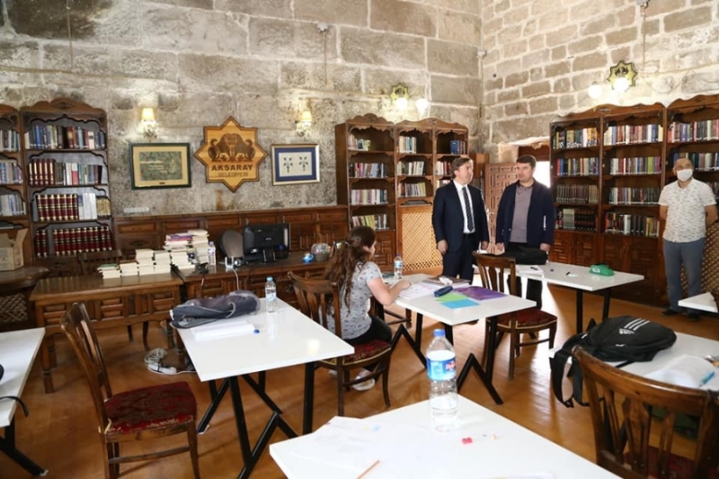 Aksaray Valisi ve Belediye Başkanı Sınava Hazırlanan Öğrencileri Ziyaret Etti