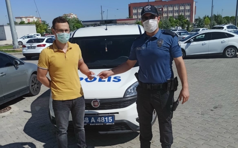 Aksaray polisinden duygulandıran hareket; İyi ki varsınız  