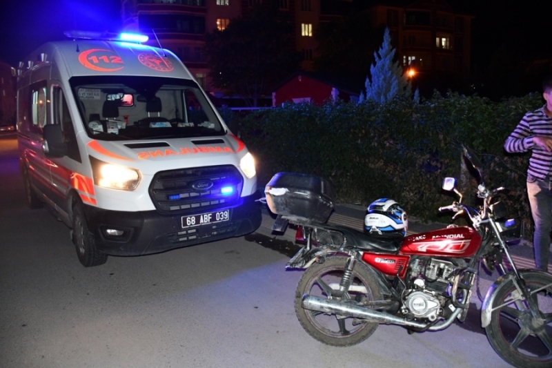Kediye çarpmayım derken motosikletle kaldırıma çarparak yaralandı