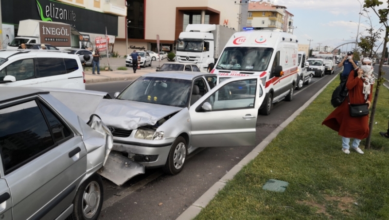 Aksaray’da 5 araçlı zincirleme trafik kazası: 9 yaralı