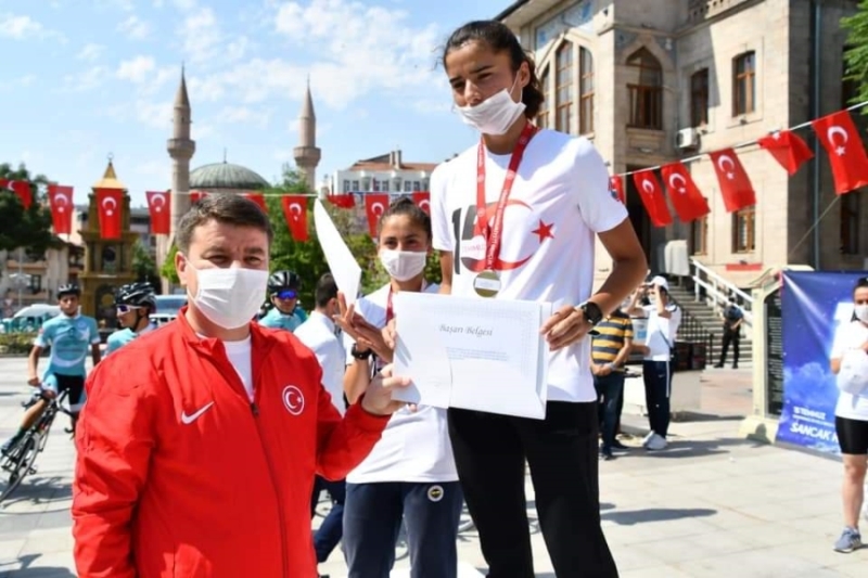 15 TEMMUZ DEMOKRASİ ZAFERİ VE ŞEHİTLERİ ANMA KOŞUSU İÇİN ÖDÜL TÖRENİ DÜZENLENDİ