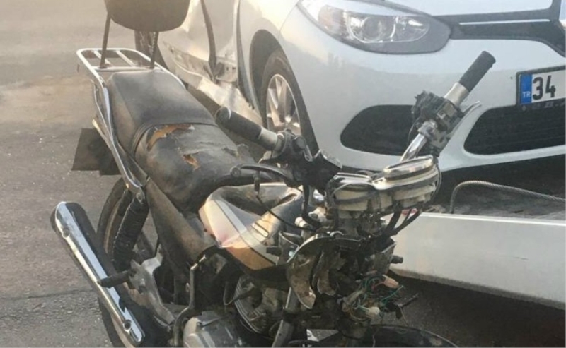 Motosiklet otomobile çarptı. 1 ölü 1 ağır yaralı