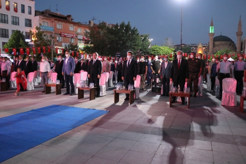 Aksaray’da 15 Temmuz darbe girişimi lanetlenerek şehitler anıldı