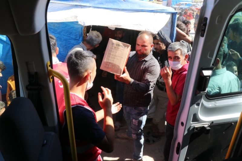 Çadırda yaşayan Suriyelilere Korona hijyen paketi