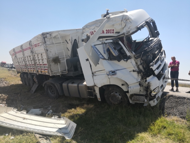 Aksaray’da hayvan yemi yüklü tır devrildi: 1 yaralı