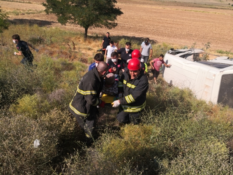 Şarampole devrilen minibüsün sürücüsü kabinde sıkıştı