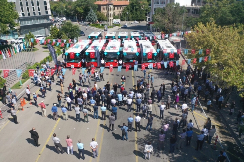 BAŞKAN DİNÇER BELEDİYE ARAÇ FİLOSUNA 6 YENİ OTOBÜSÜ KATTI