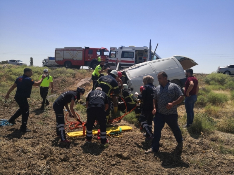 Sıkışmalı kazada polis memuru da sağlık ekiplerine destek oldu