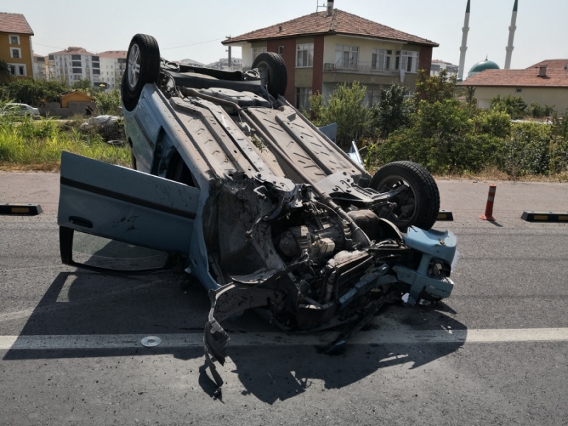 Kaplumbağayı ezmek istemeyen anne kızıyla takla attı