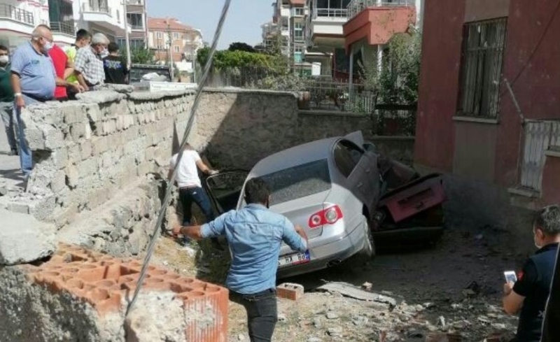 Otomobil önce yayaya çarptı sonra başka otomobilin üzerine düştü