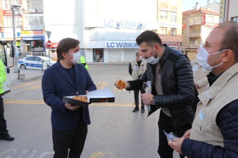 Yılın İlk Gününde Vali Hamza Aydoğdu Polislere Börek İkram Etti