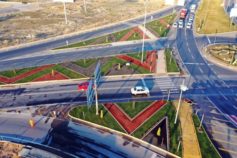 ŞEHİR GİRİŞ ÇIKIŞLARINDAKİ PEYZAJ DÜZENLEMESİ GÖZ KAMAŞTIRIYOR