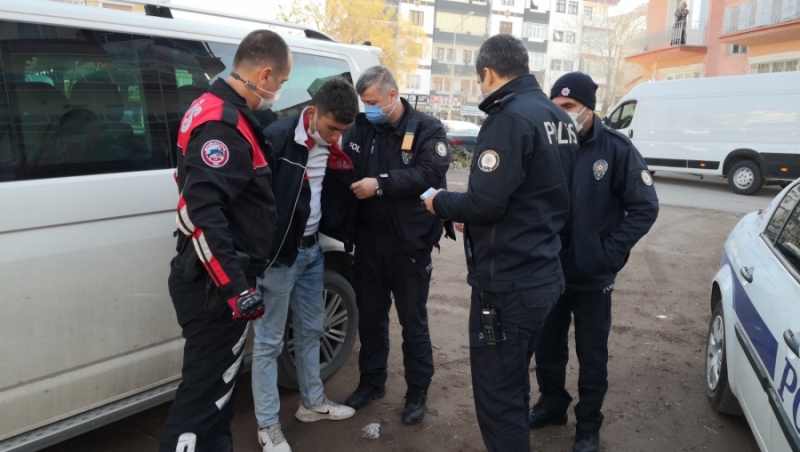Yakalanan Gençlerin Üzerinden Sahte Para ve Eroin Çıktı 