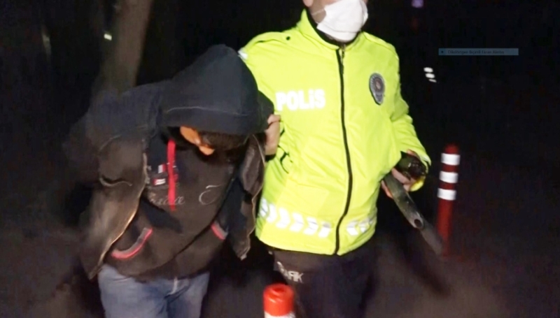 Gece yarısı elinde tüfekle kaçan genç ve arkadaşlarını  polis gözaltına aldı