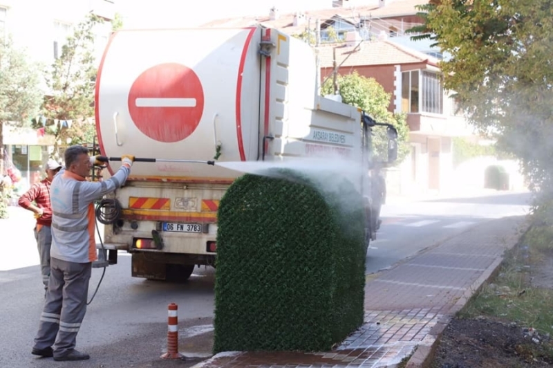 48 MAHALLEDEKİ 7 BİN 500 ÇÖP KONTEYNERI DÜZENLİ OLARAK YIKANARAK DEZENFEKTE EDİLİYOR