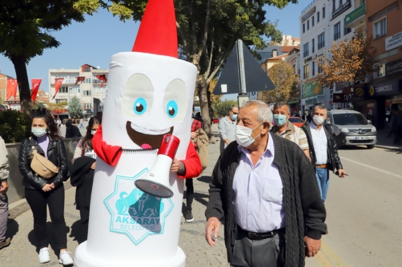 Aşı Kostümü Giydi, Vatandaşları Aşı Olmaya Davet Etti