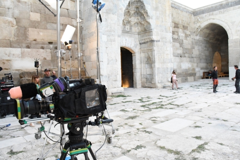 İtalya’dan gelen turist ve İtalyan ünlüler 800 yıllık tarihi kervansarayda buluştu. 