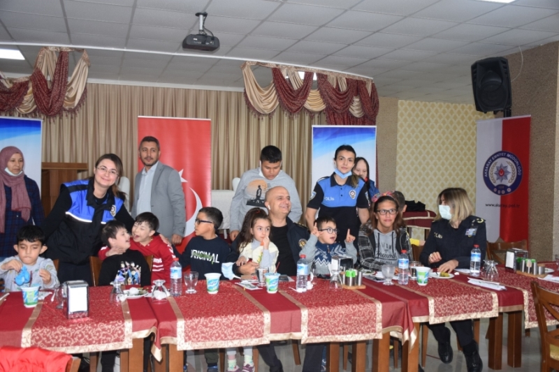20 özel çocuğa öğlen yemeği düzenlendi