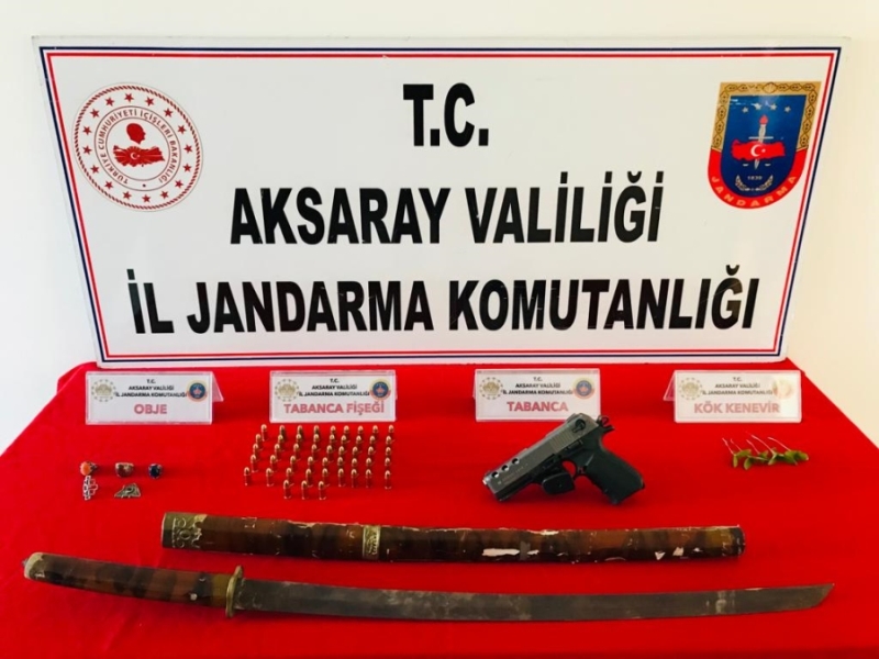 Jandarma eski döneme ait kılıç, 5 adet tarihi obje,  5 adet kök kenevir ve 48 adet tabanca fişeği  yakaladı