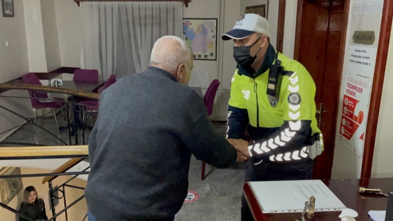 Gideceği yeri olmayan yaşlı adamla polis sahip çıktı