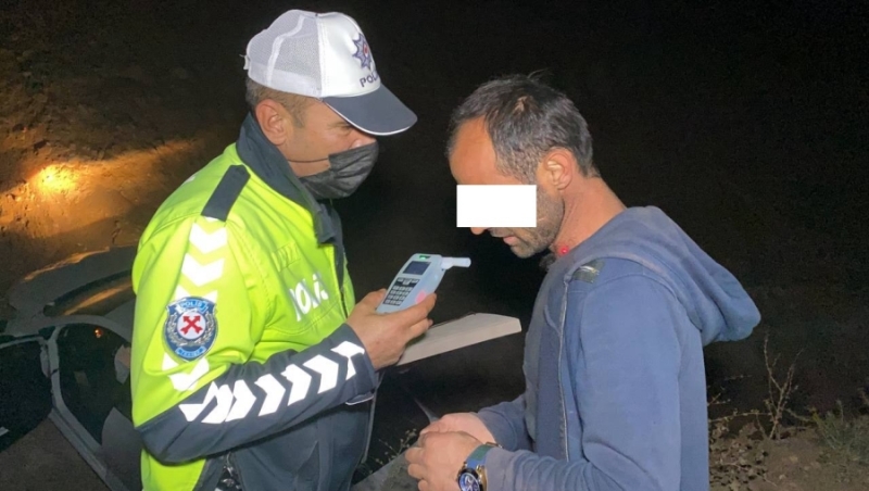 Uçuruma Yuvarlanan Otomobilden Hava Yastıklarının Sayesinde Yara Almadan Kurtuldu