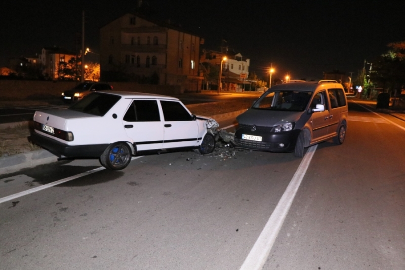 Alkollü sürücü ters yola girdi kaza yaptı 1 kişi yaralandı