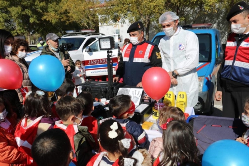 Miniklerden Jandarmaya Cumhuriyet Bayramı ziyareti