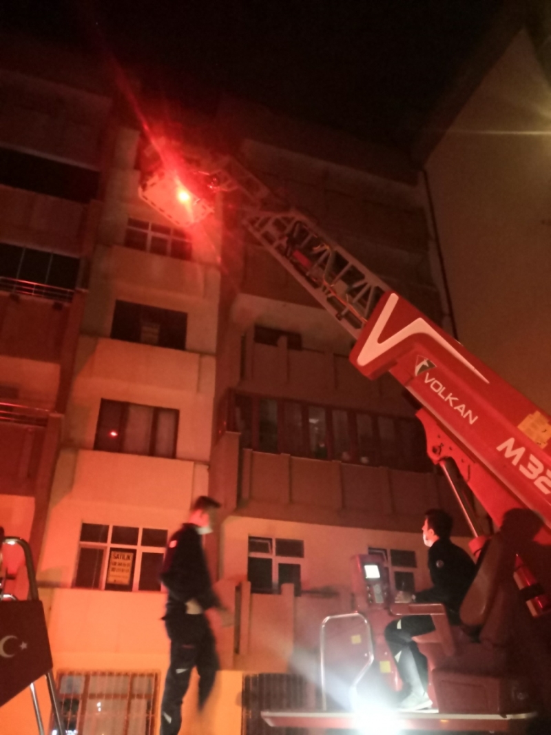 Kapılarını açamayan öğrencilerin imdadına itfaiye ekibi yetişti