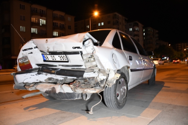Minibüs otomobile, otomobil hamile kadına çarptı