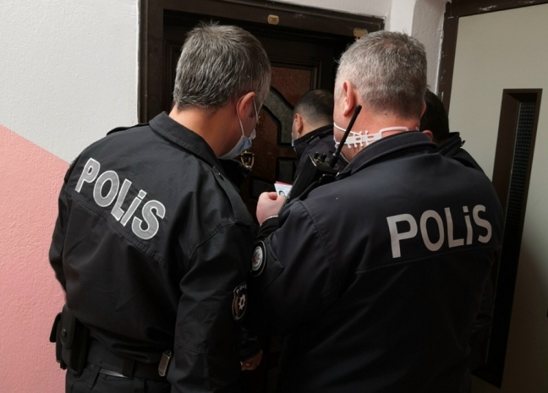 Sinir Krizi Geçiren Genç Annesini Mutfağa Kilitleyerek Rehin Aldı