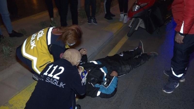 Kediye Çarpmamak İçin Direksiyonu Kırdı ve Kaza Yaparak Yaralandı