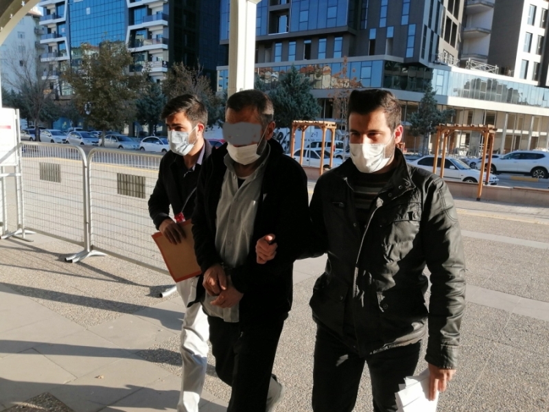 Eşini bıçaklayan kocayı polis kısa sürede yakalayarak gözaltına aldı.