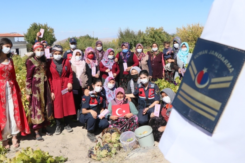 İl Jandarma Komutanlığı ekipleri eğitim vermek için tarla tapan demeden tüm kadınlara ulaşıyor
