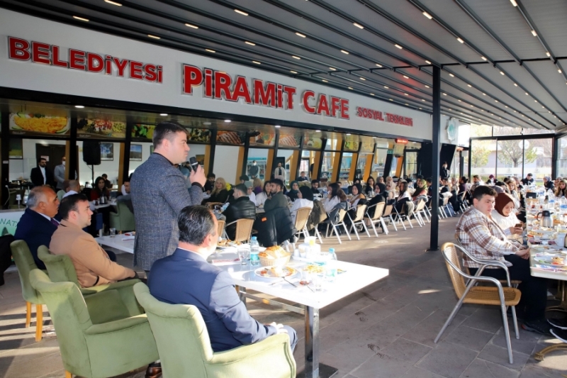 BAŞKAN DİNÇER, ÜNİVERSİTE ÖĞRENCİLERİ İLE BİR ARAYA GELDİ